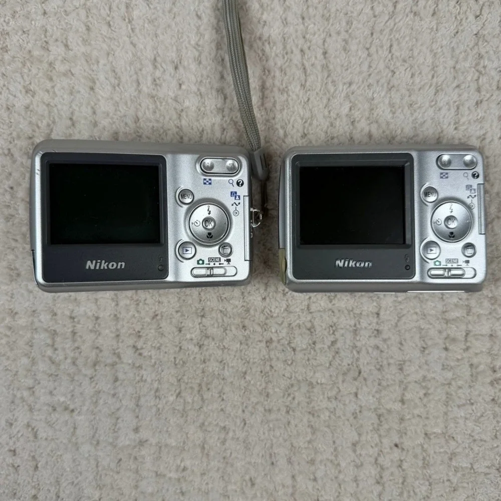 Nikon Coolpix L3 & L4 Digital Camera Bundle Silver Point and Shoot PARTS/REPAIR